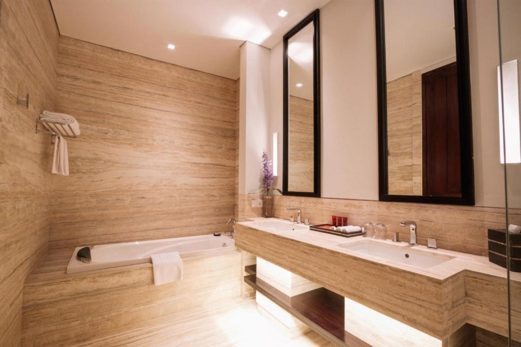 Bumi Segah Hotel Tanjung Redep エクステリア 写真
