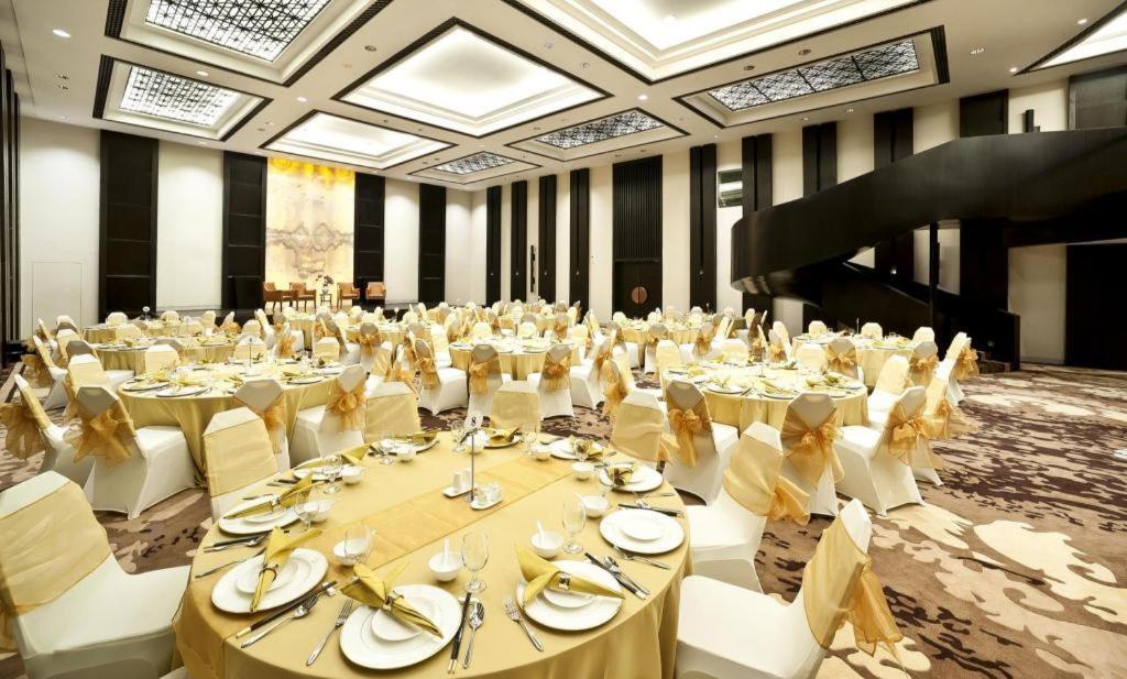 Bumi Segah Hotel Tanjung Redep エクステリア 写真